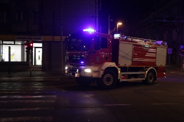 RAZBIO PROZOR DA POBEGNE IZ VATRENE STIHIJE Lekari se bore za život muškarca koji je goreo u stranu