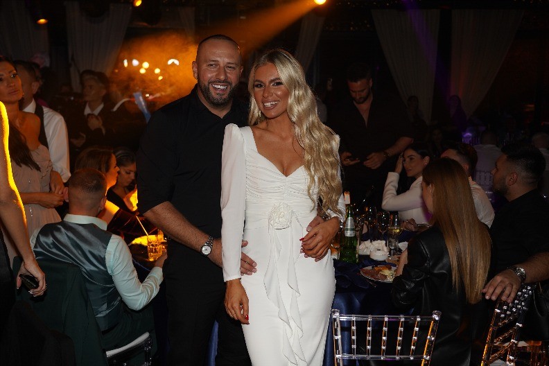 U KRUGU PORODICE Trudna supruga našeg pevača pokazala kako slavi katolički Božić! (FOTO)