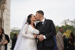 NAŠ PEVAČ NA METI KRITIKA Izjavom o supruzi razbesneo udruženje za zaštitu žena!