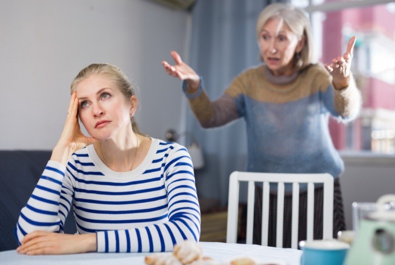 Mama hoće da mi nađe muža: Tajno mi je otvorila profil na aplikaciji za upoznavanje, odlepila sam!