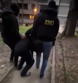 NAPADAČA VEZANOG LISICAMA SPROVODE KROZ PARK Pogledajte snimak hapšenja zločinca sa Novog Beograda