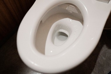 Ne košta ni 50 dinara, a čisti kao naskuplja i štetna hemikalija: WC šolja se od ovoga sija, dodajte ovo uveče i ujutru ćete zateći sve čisto