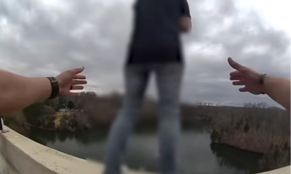 UZNEMIRUJUĆE! Žena stoji na ivici mosta i preti da će da skoči, policajac reaguje munjevito! (VIDEO)