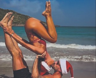 POLJUBAC NA PLAŽI Nemački golman i čuvena manekenka u čudnoj pozi na vrelom pesku