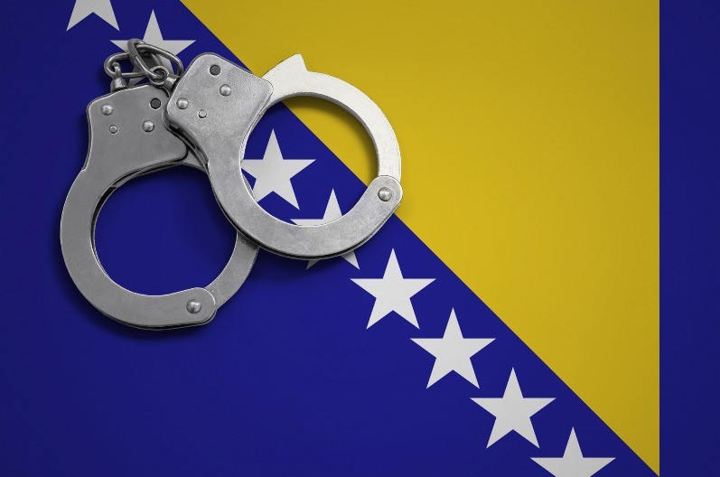 BRAČNI PAR POKUŠAO DA LIKVIDIRA KOMŠIJU JER SU VEROVALI DA IM „VRAČA“!  Stravični detalji napada