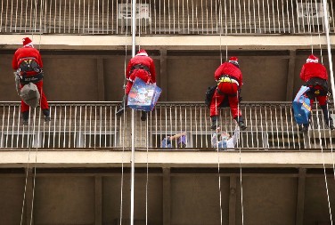  IZNENADILI DECU Pripadnici SAJ-a kao Deda Mrazovi obradovali mališane na Institutu za majku i dete