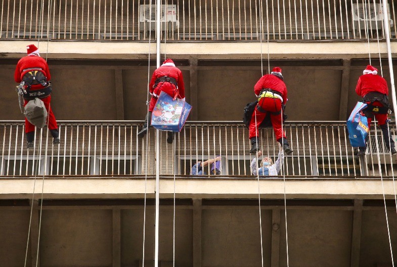  IZNENADILI DECU Pripadnici SAJ-a kao Deda Mrazovi obradovali mališane na Institutu za majku i dete