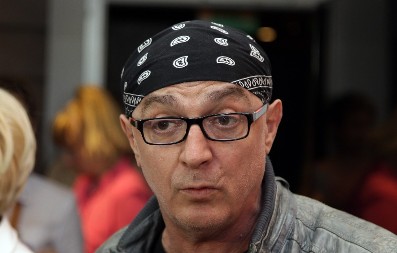 OVO JE JEDINA FOTOGRAFIJA OLIVERA MANDIĆA BEZ MARAME! Godinama je ne skida, a ovo je razlog!