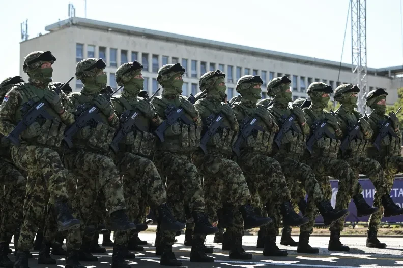 SRBIJA GRADI VIŠESLOJNI ŠTIT Vučić najavio ugovore teške milijarde