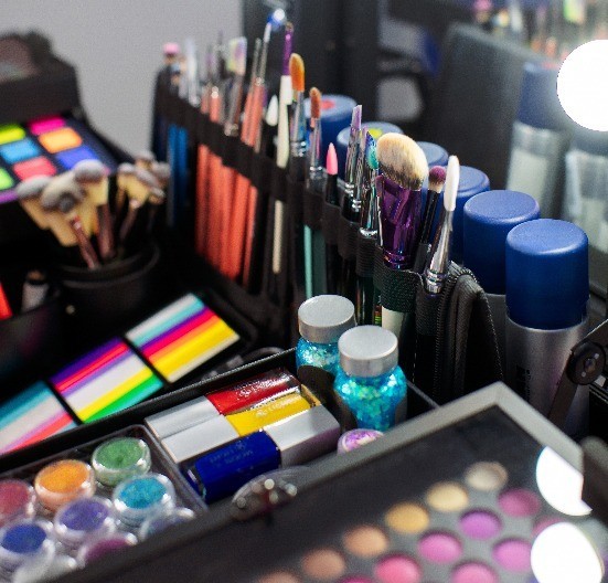 Ni crna senka, ni prejaki ajlajneri, nego nešto skroz drugačije: Srpski šminker otkriva koju šminku poneti za Novu godinu, ako želite da svima padnu vilice