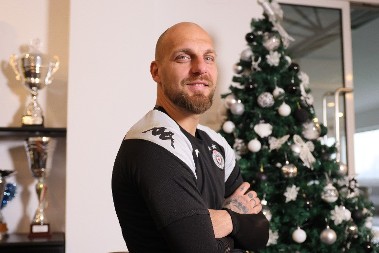 On je STARIJI brat crno-belih beba 