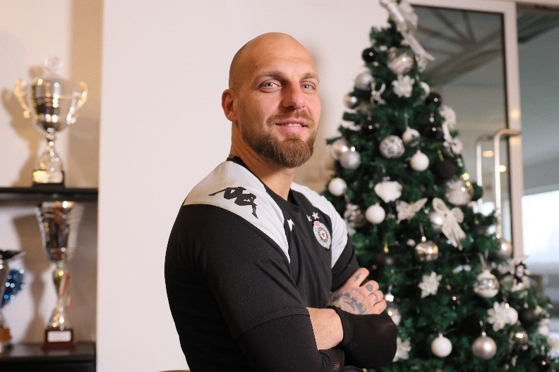 On je STARIJI brat crno-belih beba 