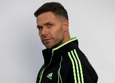 Kakve skalamerije, kakva izmišljanja i ludorije, samo ovo: Frizure koja poznati frizer Stevan Radivojević preporučuje za Novu godinu, jasan je u jednoj stvari