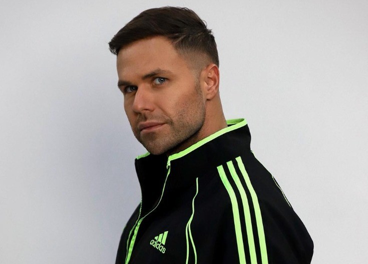 Kakve skalamerije, kakva izmišljanja i ludorije, samo ovo: Frizure koja poznati frizer Stevan Radivojević preporučuje za Novu godinu, jasan je u jednoj stvari