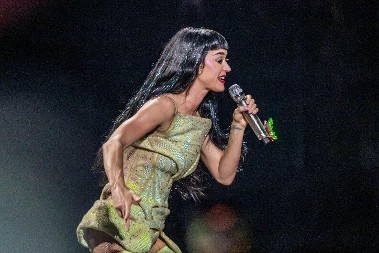 Ništa od razvoda? Kejti Peri uslikana sa zgodnim glumcem, slabost je svih žena u Srbiji