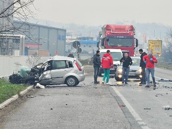 HOROR NA PUTU U PROKUPLJU Pet muškaraca povređeno u lančanom sudaru