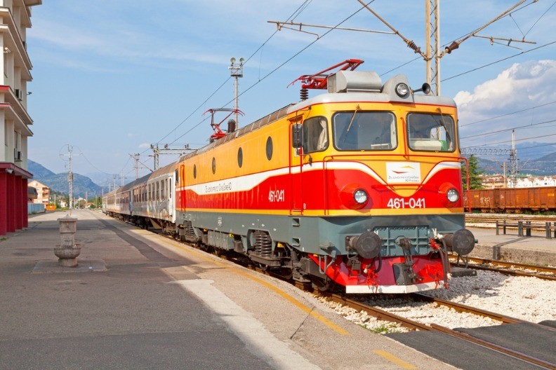 SUDAR VOZA I AUTOMOBILA Nezgoda na pružnom prelazu
