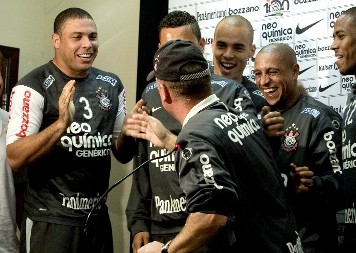 OGLASIO SE ROBERTO KARLOS Prve reči Brazilca posle operacije srca (FOTO)