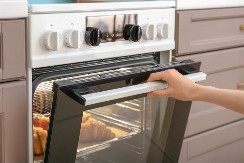 Skriveno dugme na rerni koje skoro niko ne koristi: Zbog njega masnoća nestaje sa stakla za nekoliko minuta i to bez ribanja