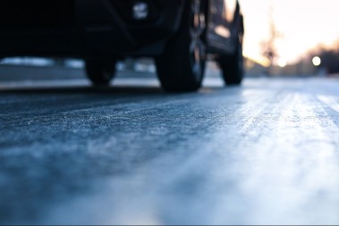 OPASNOST NA PUTU, GRAĐANI UPOZORENI! Kiša u subotu veče prelazi u led, putari u pripravnosti