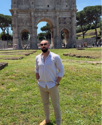 SKANDAL NA NASTUPU POZNATOG PEVAČA Devojka iz publike krenula da ga skida: "Nisam striper"