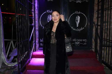 "VOLELA SAM DA CUGNEM" Naša pevačica za večeru pila rakiju