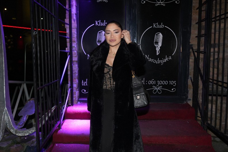 "VOLELA SAM DA CUGNEM" Naša pevačica za večeru pila rakiju