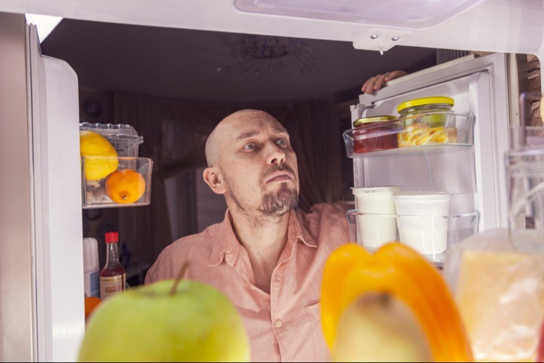 ŽENA OBJAVILA VIDEO, LJUDI NA MREŽAMA PLAČU OD SMEHA "Evo šta se desi kad zamolim muža da stavi šerpu u frižider"