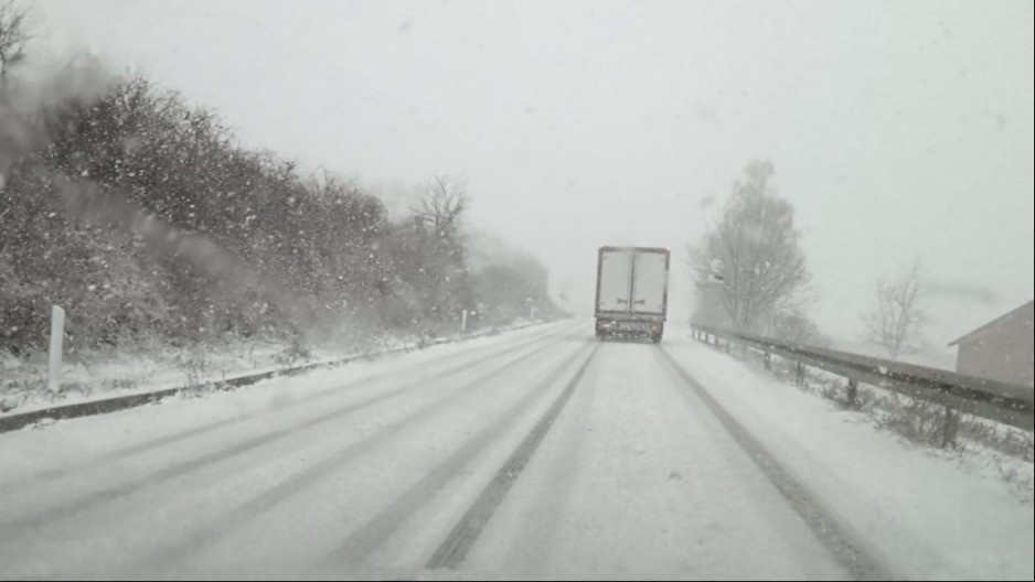 KLIZAV PUT, AUTOBUS ZAVRŠIO U JARKU Saobraćajna nezgoda zbog snežnih padavina