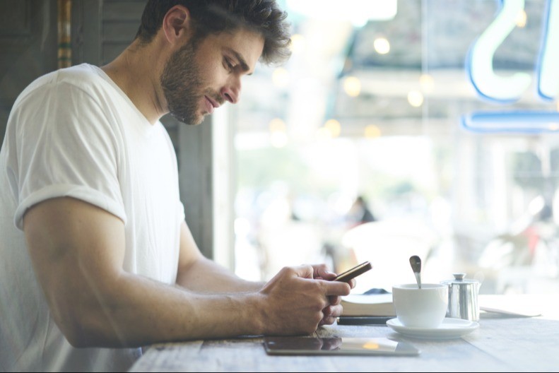 KADA MUŠKARAC PRESTANE DA ŠALJE PORUKE, POSTOJE SAMO 2 RAZLOGA Žene, otvorite oči 