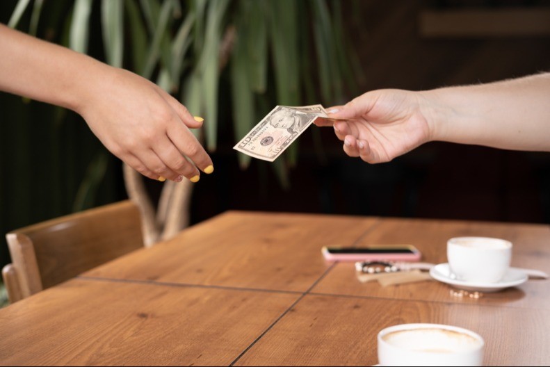 DAO KONOBARU BAKŠIŠ, PA GORKO ZAŽALIO Sutradan se vratio po svoje pare - evo šta se dogodilo