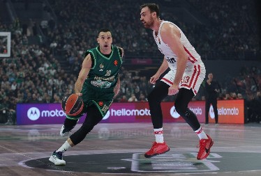 NIKOLA MILUTINOV SE POVREDIO Briljirao u grčkom derbiju, pa zaradio povredu kolena