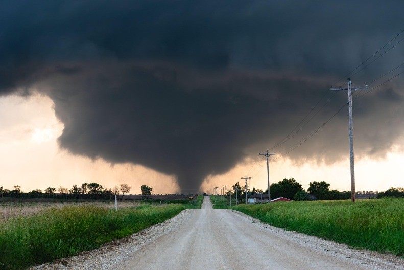 TORNADO OPUSTOŠIO SAD Bomba-ciklon digla uzbunu usred zime, vetar nosi krovove sa kuća!