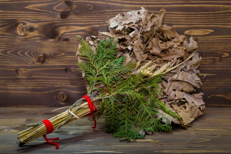 Badnjak nikako ne unosite u kuću tokom dana! Do Badnje večeri mora da stoji napolju, a evo šta po običaju treba da ima