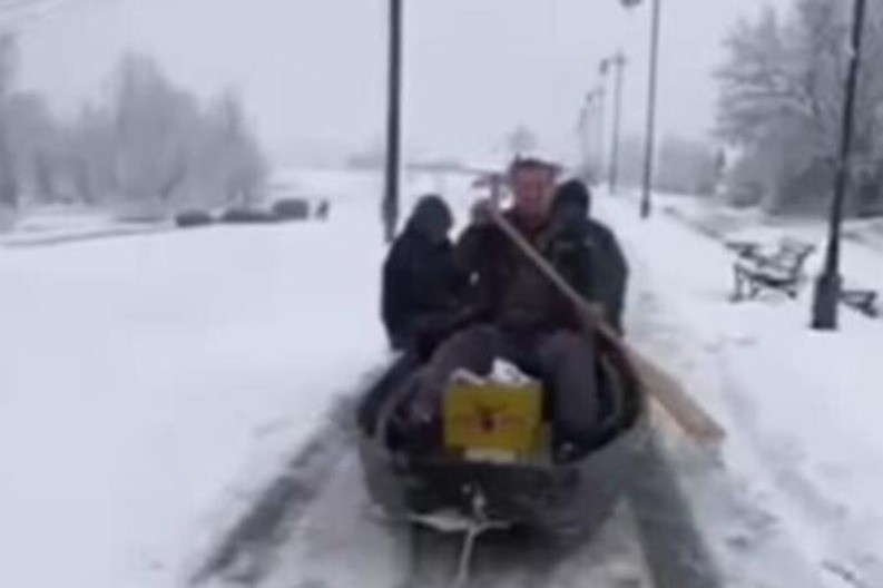 HIT SNIMAK IZ FUTOGA NASMEJAO SRBE! Ovako nešto još niste videli, njih trojica na sankama, a u rukama drže... VIDEO