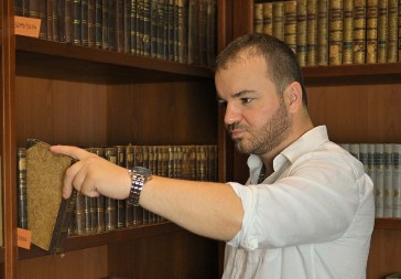 POLICAJAC S DUŠOM KONTROLIŠE SAOBRAĆAJ, PIŠE ROMANE I EDUKUJE DECU! Pripadnik MUP-a edukuje najmlađe i u trci je za prestižnu književnu nagradu