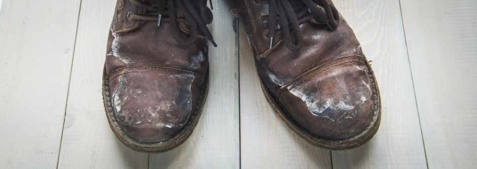 So sa trotoara uništava obuću: Sa ovim skinete bele fleke sa za par minuta i izgledaće kao nova