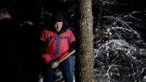 DOMAĆINI SA POTOMCIMA RANOM ZOROM KRENULI U SEČU BADNJAKA Prelepa praznična slika iz sela Gornja Trepča (FOTO)