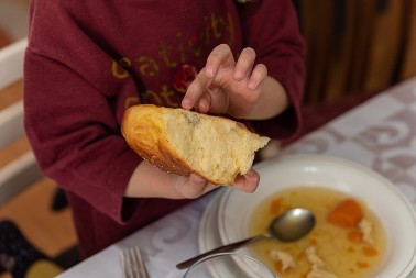 Večitoj dilemi je došao kraj, evo kada se lomi česnica: Da li je to Badnje veče ili ipak na Božić, ujutru?