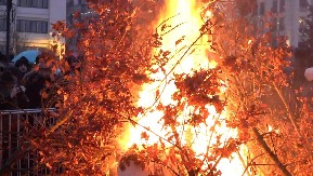 Tradicionalno paljenje badnjaka okupilo vernike na Vračaru (VIDEO)