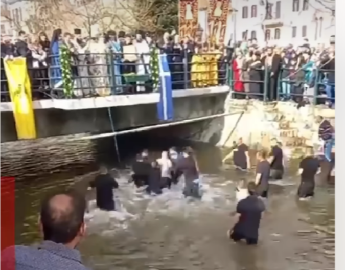 SKANDAL U GRČKOJ: Plivanje za Časni krst završilo tučom