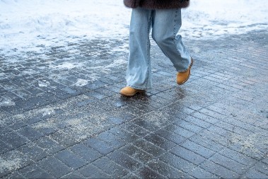 Doktori apeluju pred ledenu kišu: Ovako hodajte po poledici da ne završite u gipsu