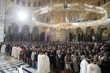 MIR BOŽJI, HRISTOS SE RODI Proslava Božića počela liturgijama