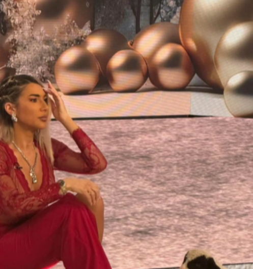 CRVENA ČIPKA I DEKOLTE Jovana Jeremić u jutarnji program dovela njega, veliko iznenađenje na Božić!