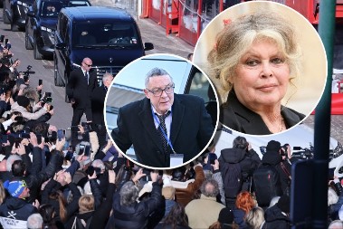 SIN BRIŽIT BARDO STIGAO NA SAHRANU Sa majkom nije govorio, a na vencu ispisao ove reči