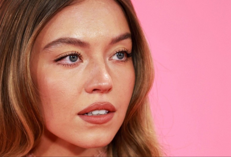 Ova žena ne prestaje da intrigira: Sidni Svini se slikala za poznati magazin, ali ovo nisu obične fotke