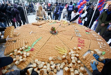 POLOMLJENA ČESNICA ISPRED HRAMA SVETOG SAVE Prisustvovao veliki broj građana (FOTO)