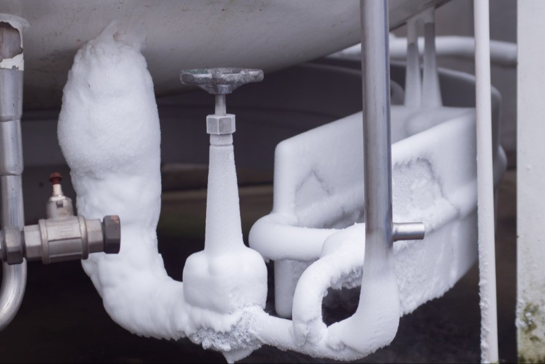 OVO NIKAKO NE RADITE KADA SE CEVI ZALEDE Jedan potez može izazvati pucanje i poplavu u stanu