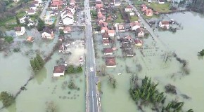 DRAMA U CRNOJ GORI Reka poplavila kuće i puteve, stotine meštana Božić provelo bez struje