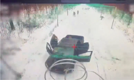 DRON SE ZALEĆE KA VOZILU, UKRAJINCI BEŽE GLAVOM BEZ OBZIRA Objavljen snimak uništenja (VIDEO)